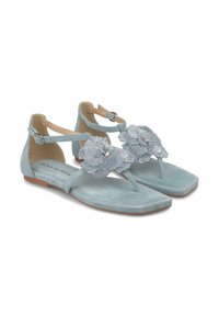 Lichtblauwe suède sandalen met een platte zool, T-band ontwerp, en versierd met twee zilveren parel bloemen aan de voorkant.
