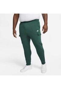 Nike Sportswear SPORTSWEAR CLUB FLEECE - Calças de fato de treino - gorge green gorge green white