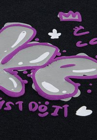 Μαύρος ιστός με μεγάλο στυλιζαρισμένο λογότυπο σε γκρι και μοβ με παιχνιδιάρικη γραφή, περιλαμβάνοντας μικρές γραφικές λεπτομέρειες και αστέρια.