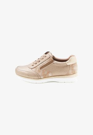 Zapatilla beige con parte superior de cuero texturizado, diseño con cordones, cuello acolchado y suela de goma blanca. Con elastico lateral para un fácil acceso al calzado.