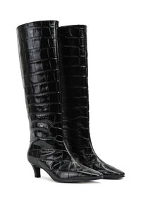 Czarne kozaki do kolan wykonane z błyszczącej, teksturowanej skóry z wytłoczeniem w wzór krokodyla, z ostrożnymi czubkami i skromnym obcasem typu kitten heel.