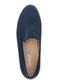 Marineblauwe suède instapschoen met ronde neus, gestikte details en een gladde binnenvoering met de opdruk "Gabor comfort".