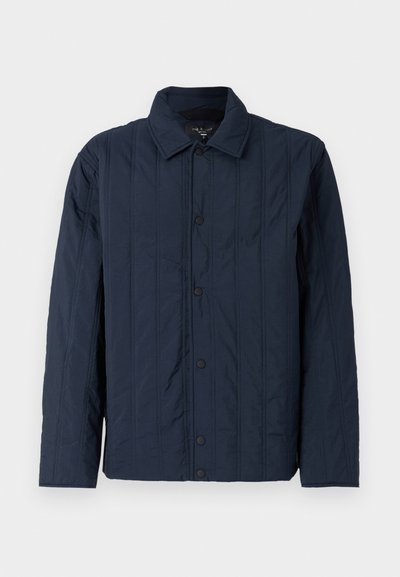 Dunkelblau gesteppte Jacke mit kragenförmigem Ausschnitt, ausgestattet mit vertikalen Nähten und schwarzen Druckknöpfen auf der Vorderseite. Glatte Textur.