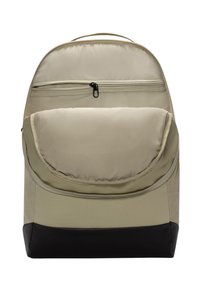 Mochila beige con una textura suave, un bolsillo frontal con cremallera, frontal acolchado y un acento negro en la parte inferior. Cuenta con un asa superior y detalles de malla.
