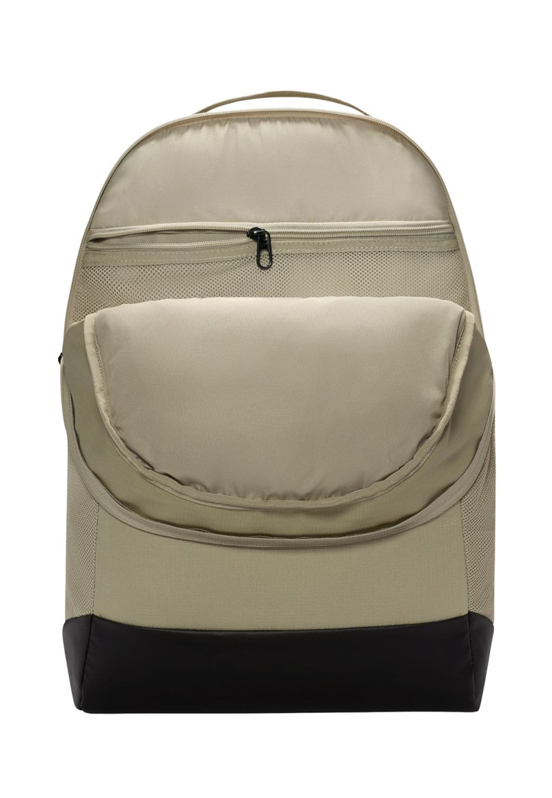 Beige ryggsäck med en slät textur, ett framfacket med dragkedja, vadderad framsida och en svart bottenaccent. Har handtag i toppen och nät-detaljer.