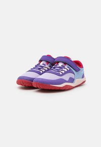 Scarpe da atletica viola con tomaia in rete, dettagli rossi e strap in velcro. La suola è in rilievo di colore rosso, offrendo aderenza e flessibilità.