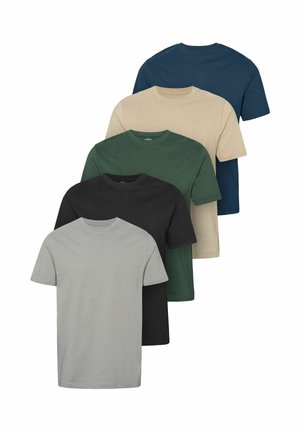 Fem ensfarvede t-shirts med kort ærme og rund hals i grå, sort, grøn, beige og marineblå arrangeret i en skrånende stak.