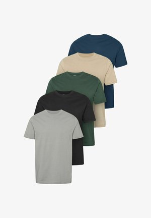 Vijf effen T-shirts met korte mouwen en ronde hals in grijs, zwart, groen, beige en marineblauw, gerangschikt in een verspringende stapel.