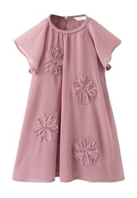 Růžové šaty s krátkými, splývavými rukávy. Obsahují texturované květinové aplikace s perlovými detaily. Vyrobeny z lehké, splývavé látky.