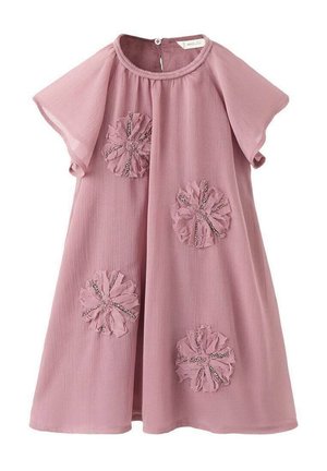 Robe rose avec des manches courtes et flottantes. Présente des appliqués floraux texturés avec des accents de perles. Fabriquée en tissu léger et fluide.