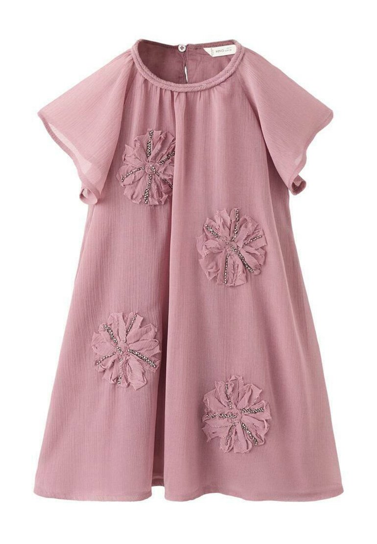 Růžové šaty s krátkými, splývavými rukávy. Obsahují texturované květinové aplikace s perlovými detaily. Vyrobeny z lehké, splývavé látky.