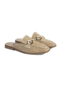 Mocassins en paille tissée beige avec une surface texturée, doté d'une boucle accent en ton doré et d'une semelle plate, marron clair.