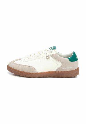 Zapatillas blancas y grises con una lengüeta en el talón de color verde, fabricadas en ante y cuero, con punta redonda y una suela de goma ligeramente texturizada.