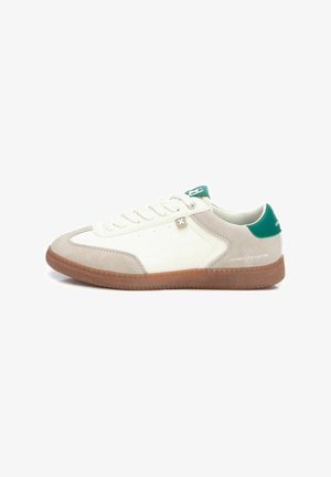 Zapatillas blancas y grises con una lengüeta en el talón de color verde, fabricadas en ante y cuero, con punta redonda y una suela de goma ligeramente texturizada.