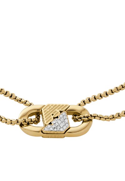 Guldhalsband med en central oval länk som har en strukturerad geometrisk design och en triangulär berlock prydd med små klara stenar.