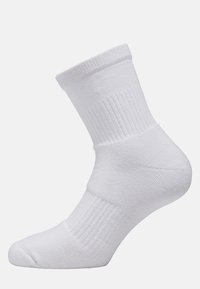 Calcetín de algodón blanco de corte crew con textura ribeteada, talón y puntera reforzados. El calcetín tiene una longitud hasta la mitad de la pantorrilla y está hecho de un material liso y elástico.