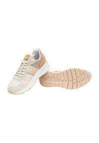 Scarpe sportive beige con una tomaia in materiale texturizzato, dettagli di colore chiaro e una suola in gomma spessa con un design a tassellatura.