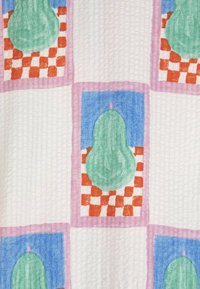 Motif de poires vertes disposées sur des carrés à damier rouges et blancs, encadré par des bordures roses sur un fond de tissu blanc texturé.