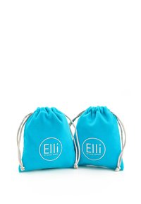 Két türkiz színű, zsinórral összehúzható textil táska, melyek elején nagy, fehér köralakú logók találhatók, az "Elli by Julie & Grace" felirattal.
