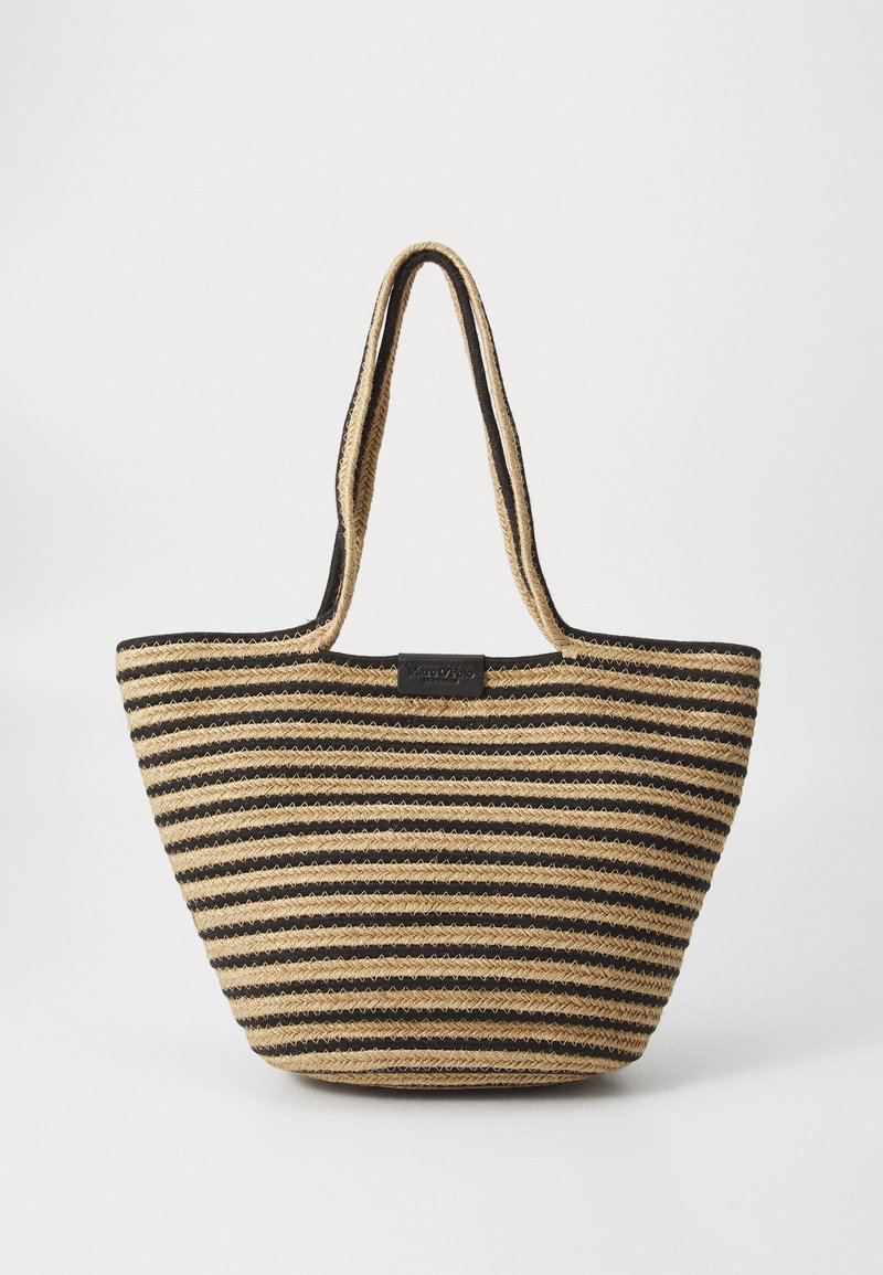 Borsa a spalla intrecciata con strisce nere e beige alternate, apertura ampia e finitura testurizzata. Include doppi manici e una toppa con logo cucita.
