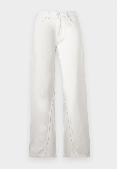Jeans blancs taille haute à jambes droites avec poches avant et arrière, fermeture par bouton et coutures apparentes sur les jambes.