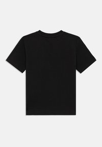 Μαύρο t-shirt με κοντά μανίκια από βαμβάκι, με κλασικό στρογγυλό λαιμό και ομαλή υφή, χωρίς ορατά σχέδια ή διακοσμήσεις.