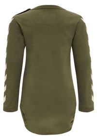 Olivenfarbendes Langarmshirt mit abgerundetem Saum, das weiße Chevronstreifen an beiden Ärmeln und ein Schulterknopfdetail aufweist.