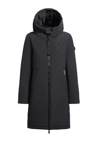 Sort polstret parka med en stor hætte, lynlås foran og to sidelommer. Har et logo-mærke og tekstureret stof til isolering.