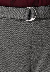 Grijze herringbone stoffen broek met een brede tailleband en een zilveren D-ring sluiting, met een gladde textuur.