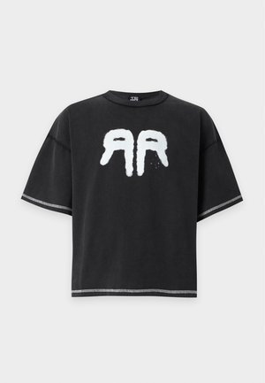 Czarny T-shirt z krótkim rękawem, o luźnym kroju, z białymi stylizowanymi literami "RR" nadrukowanymi na przednim środku.