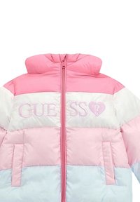 Giacca imbottita in rosa e azzurro chiaro, con colletto alto, zip frontale e logo "GUESS" ricamato con dettaglio a forma di cuore.