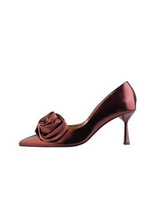 Dunkelroter High-Heel-Pumps mit spitzer Schuhspitze und großer Stoffrosenverzierung vorne.