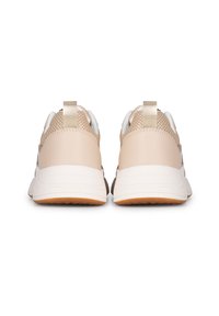 Chaussures de sport beiges avec une tige en maille et en cuir synthétique, semelle intermédiaire blanche et semelle extérieure en caoutchouc. Comprend un col rembourré et une languette de traction.