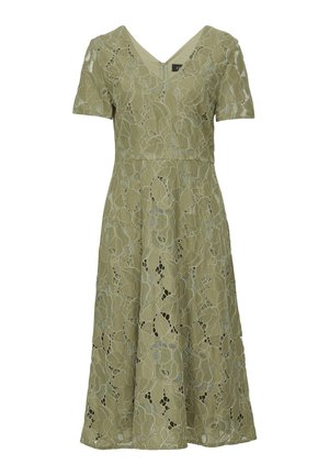 Sukienka z krótkim rękawem w oliwkowym kolorze z dekoltem w serek. Posiada kwiatowy wzór koronkowy i rozkloszowany krój, z suwakiem z tyłu.