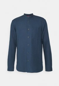 Camisa de manga larga azul marino con cuello mandarín, botones en el frente, un bolsillo en el pecho y textura suave.