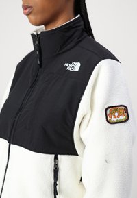 The North Face W RETRO DENALI JACKET - Jakna od flisa - white dune/black