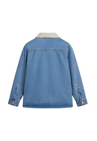 Kurtka dżinsowa w jasnym niebieskim kolorze z kołnierzem z baranka. Posiada długie rękawy, zapinane mankiety na guziki oraz luźny krój. Brak widocznych oznaczeń marki.
