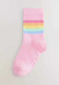 Calza alla caviglia rosa con costine verticali, caratterizzata da strisce orizzontali arcobaleno in rosso, giallo, verde e blu. Testo "Little Bird" sul lato.