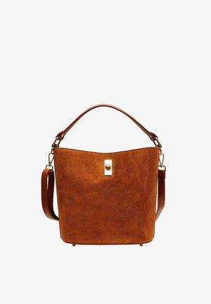 Sac seau en daim marron avec fermoir doré, poignée courte et bandoulière amovible sur fond blanc.