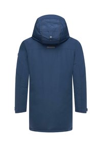 Mornarsko modra, kapucna plašč s gladko, mat teksturo. Ima zapiranje na pritisni gumb na kapuci in subtilno logo na zgornjem delu hrbta.