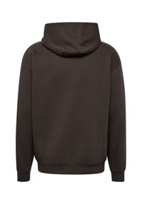 Brauner Kapuzenpullover aus weicher Baumwolle. Verfügt über ein einfaches Design mit ribbeltem Saum und Bündchen, ohne sichtbare Logos oder Muster.