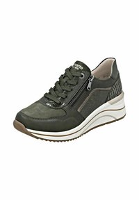 Zapatilla verde oscura con materiales mixtos, cordones en la parte delantera, cremallera lateral, talón estampado y suela blanca gruesa con relieve marrón.