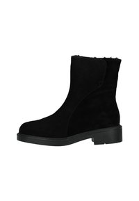 Botas de tobillo de ante negro con un acabado suave, puntera redondeada y suela de goma baja y gruesa. Presentan un upper ligeramente texturizado y detalles en la costura lateral.