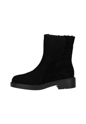Bottines en daim noir avec une finition lisse, bout rond et semelle en caoutchouc épaisse et basse. Présente un dessus légèrement texturé et un détail de couture sur le côté.
