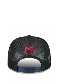 Schwarze Mesh-Baseballmütze mit roter NFL-Logo-Stickerei auf der Rückseite, gekennzeichnet durch einen gebogenen Schirm und einen verstellbaren Snap-Verschluss.