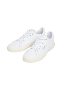 Λευκά αθλητικά παπούτσια με λείο υφασμάτινο επάνω μέρος, χοντρή κρεμ σόλα από καουτσούκ, χρυσές λεπτομέρειες λογότυπου και παραδοσιακό σχέδιο με κορδόνια.