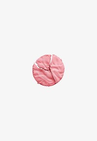 Disco rotondo e rotto di colore rosa con una superficie texture, che mostra crepe e una finitura morbida opaca. Non ci sono elementi aggiuntivi presenti.