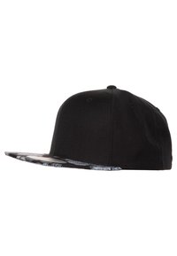 Schwarze Snapback-Cap mit einem flachen, gemusterten Schirm, der graue und weiße Texturen aufweist. Aus Stoff gefertigt, mit einer strukturierten Form und Belüftungslöchern.