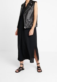 KIOMI Maxiklänning - black