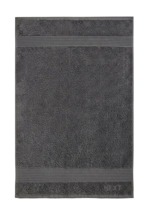 Asciugamano rettangolare grigio scuro con due strisce orizzontali strutturate vicino ai bordi superiore e inferiore e testo del marchio discreto vicino all'angolo inferiore destro.